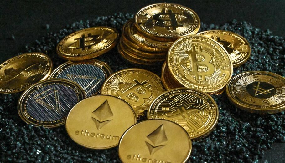 Πρόστιμο έως και 700.000 ευρώ θα επιβάλλεται σε όσους εμπλέκονται σε παράνομες συναλλαγές μέσω κρυπτονομισμάτων