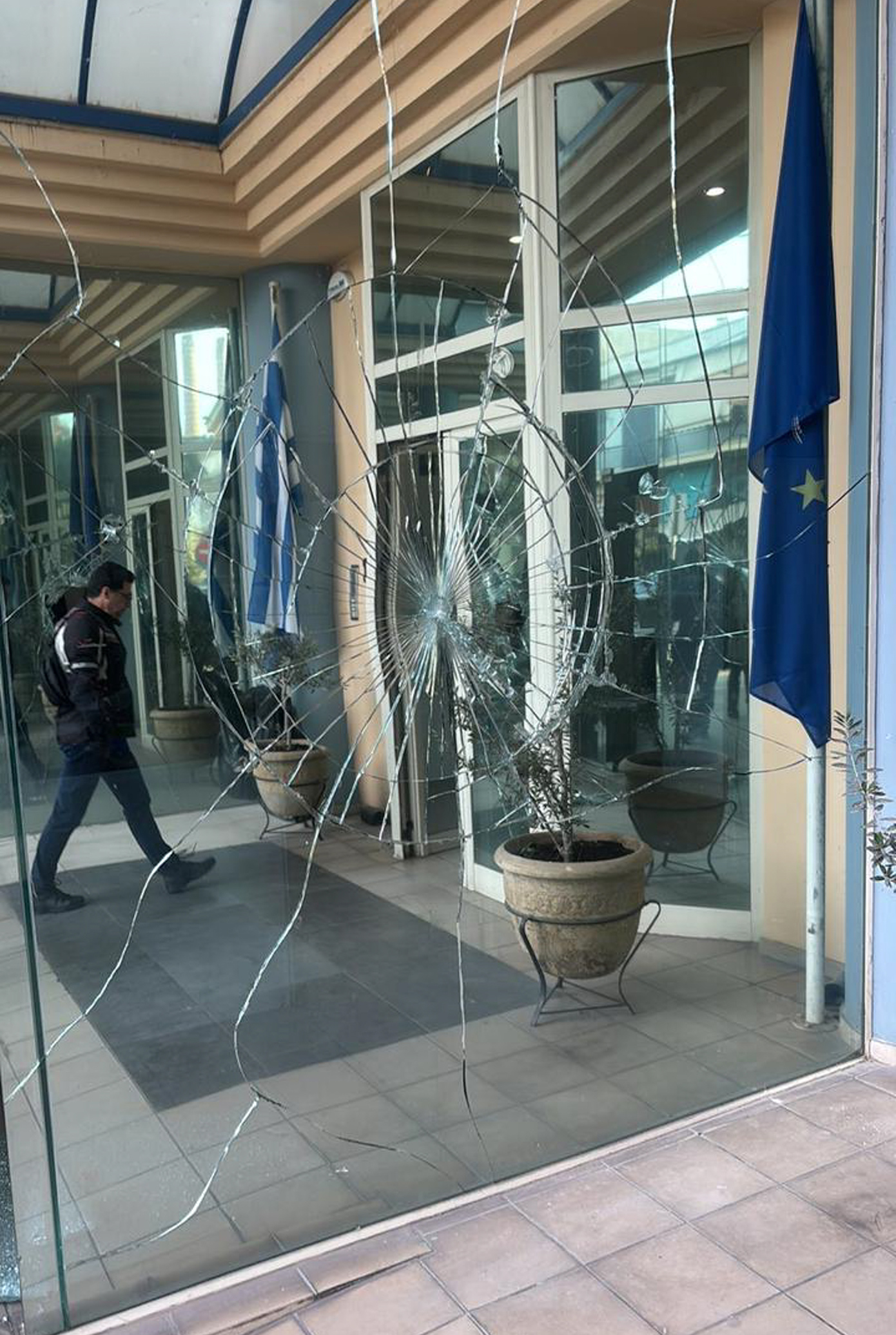Επίθεση κουκουλοφόρων σε κτίριο της Περιφέρειας Αττικής – «Κανείς και τίποτα δεν μπορεί να μας τρομοκρατήσει» δηλώνει ο Χαρδαλιάς