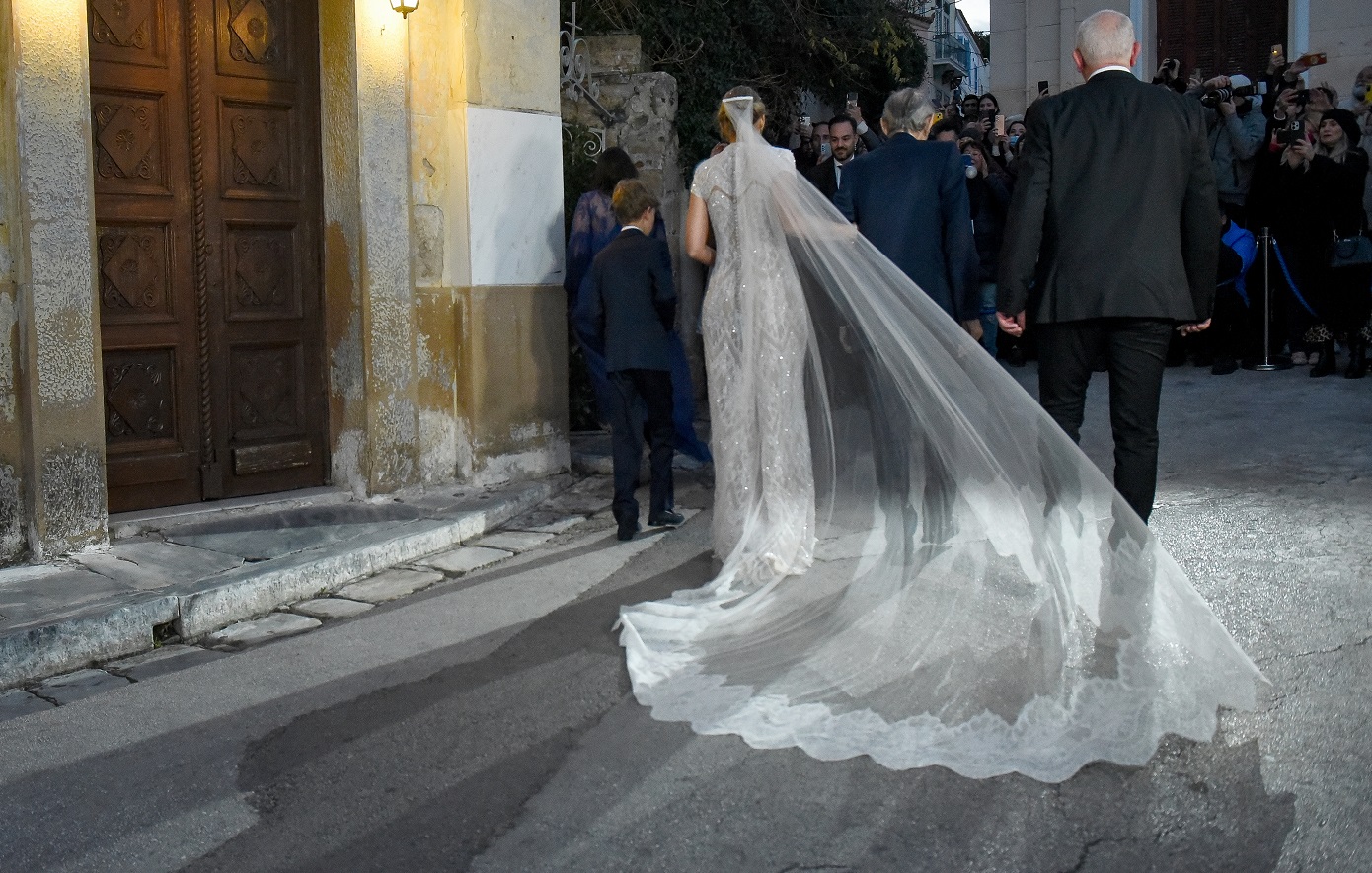 Χρυσή Βαρδινογιάννη: Έλαμψε η νύφη στον γάμο της χρονιάς – Το νυφικό, η ανθοδέσμη και η τιάρα της