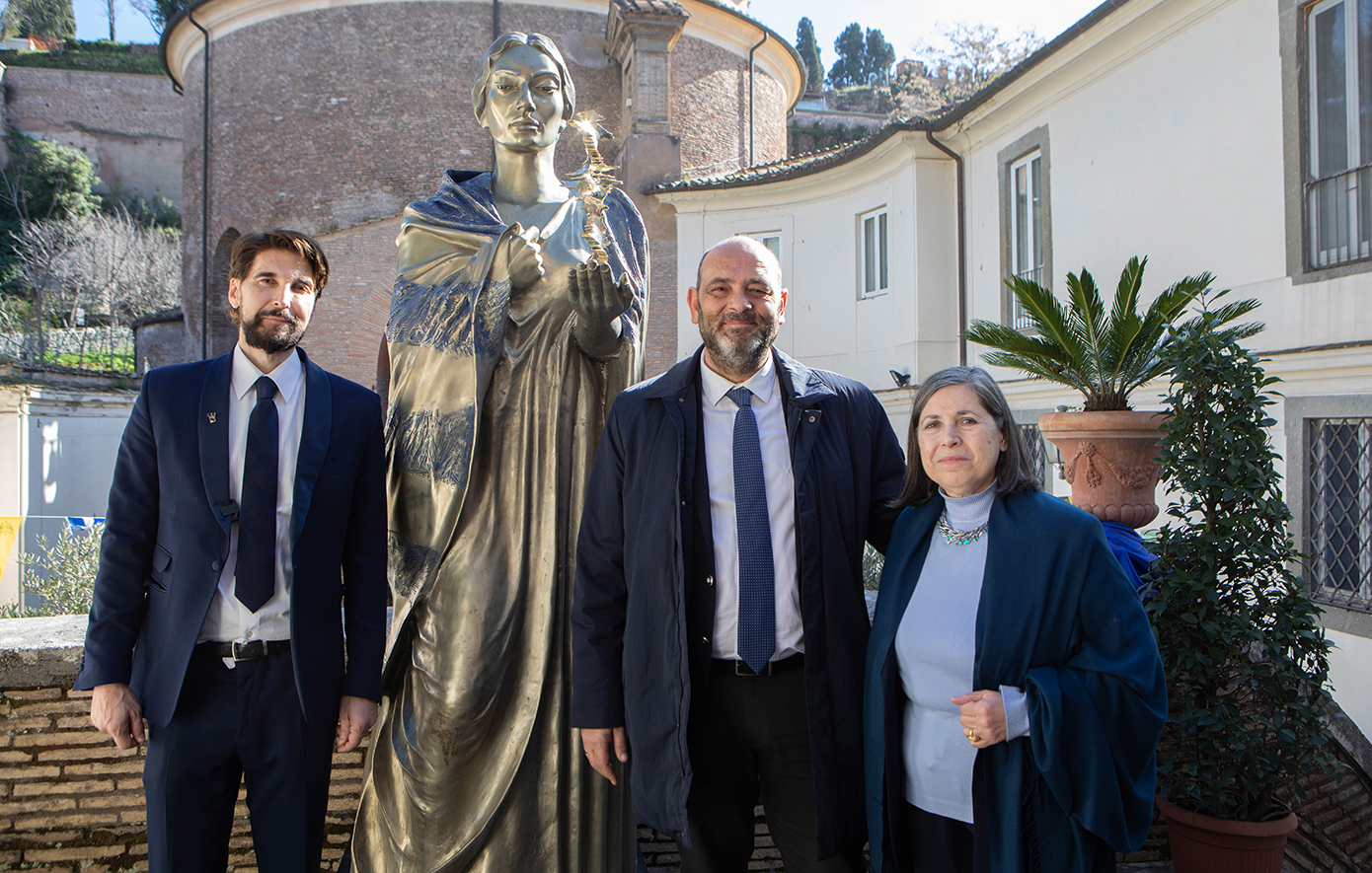 Η ατσάλινη μορφή της Μαρίας Κάλλας στέκει πλέον στη Ρώμη