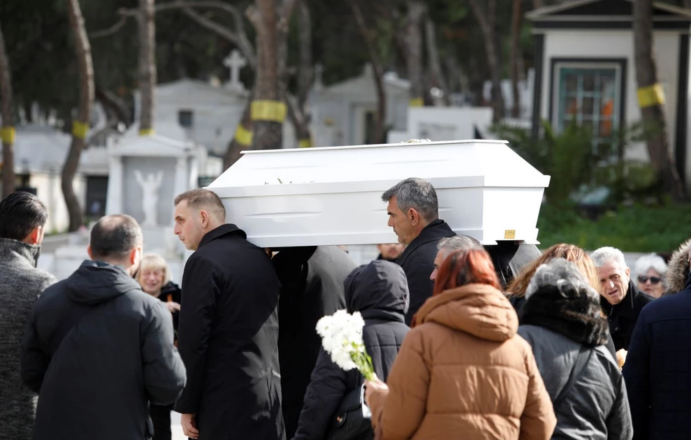 «Συγγνώμη για τον κόσμο μας &#8211; Δεν σε γνώρισα, σε αγαπάω βαθιά» &#8211; Σπαρακτικά μηνύματα στην κηδεία του μικρού Άγγελου