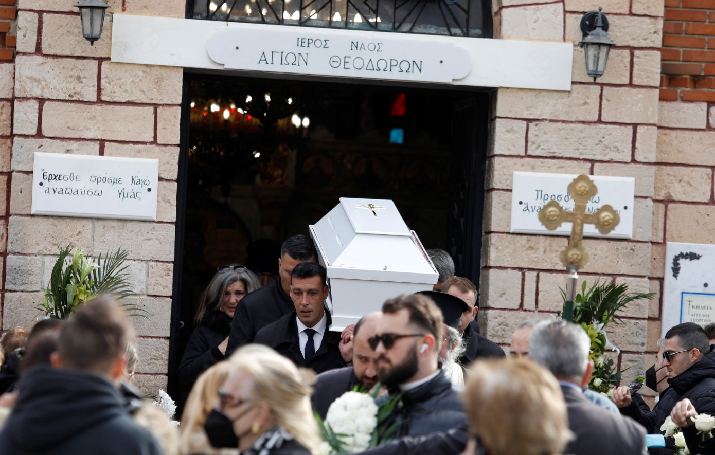 Θρήνος στην κηδεία του 3χρονου Άγγελου – Στο τραπέζι των συλλυπητηρίων το αγαπημένο του αρκουδάκι