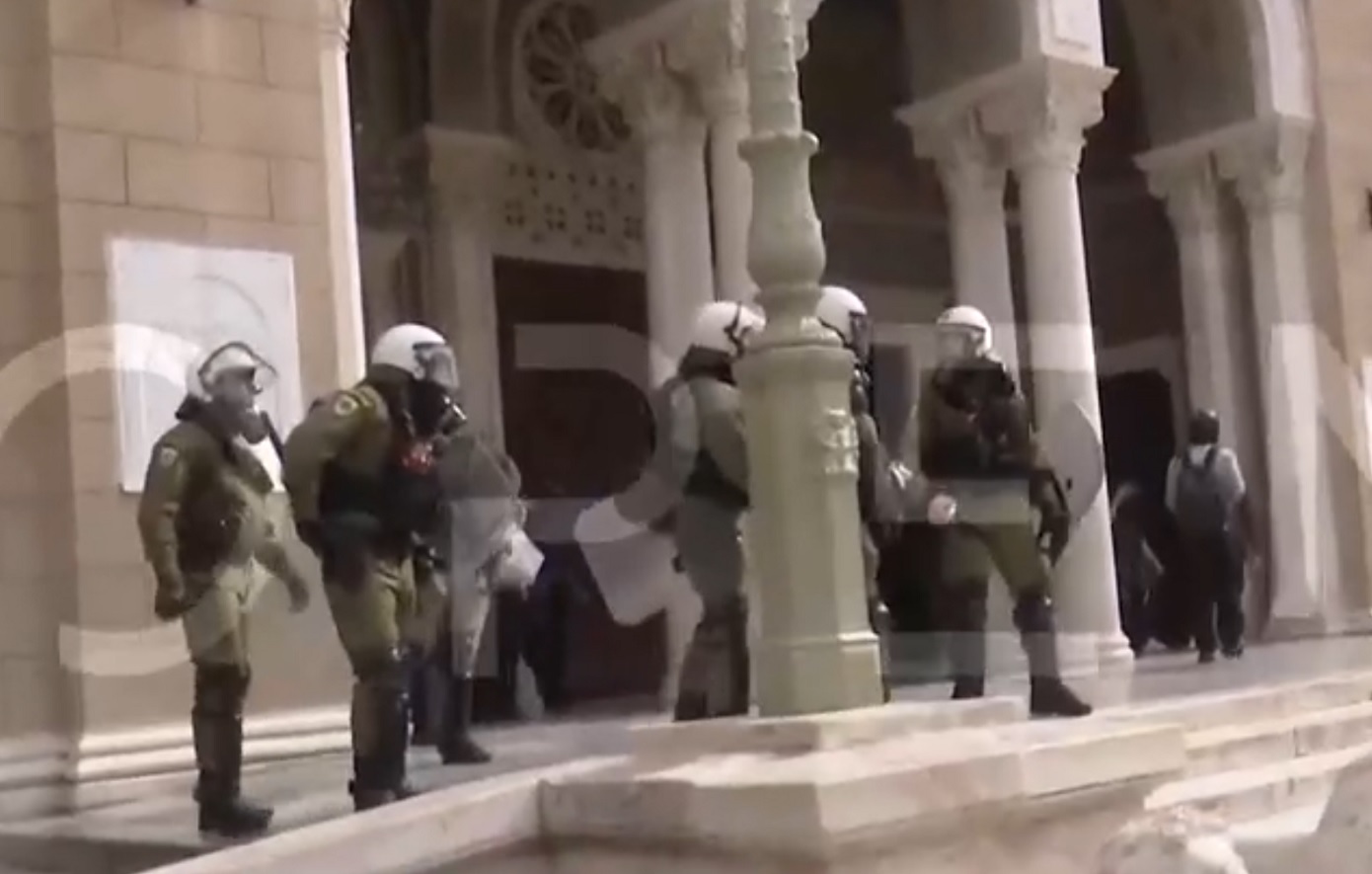 Επεισόδια και μολότοφ ακόμη και στην είσοδο της Μητρόπολης Αθηνών – Προσπάθησαν να κρυφτούν μέσα κουκουλοφόροι
