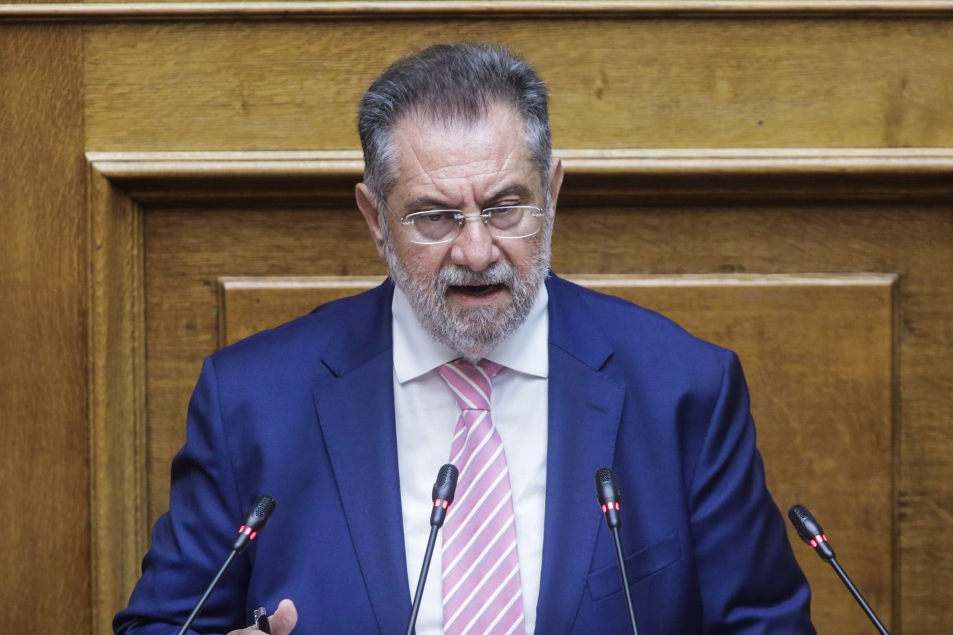 Τη διαγραφή Παναγιωτόπουλου από τον ΣΥΡΙΖΑ ζητά η κυβέρνηση – Έβρισε τον πρωθυπουργό, αποκάλεσε «κοντούλα λεμονιά» τον Ανδρουλάκη