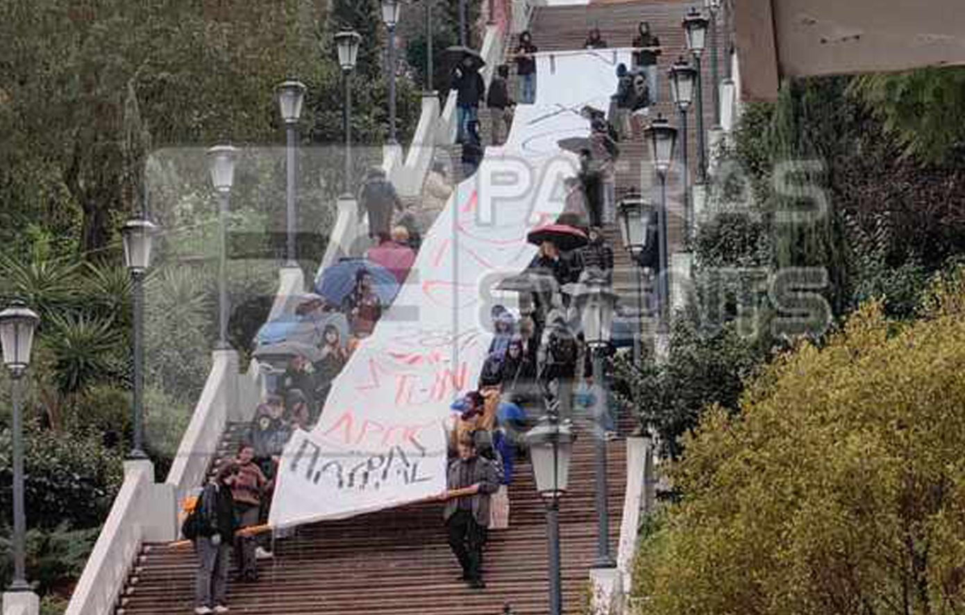 «Δεν έχω οξυγόνο»: Το πανό που άπλωσαν φοιτητές στις σκάλες της Αγίου Νικολάου για τα δύο χρόνια από το δυστύχημα στα Τέμπη