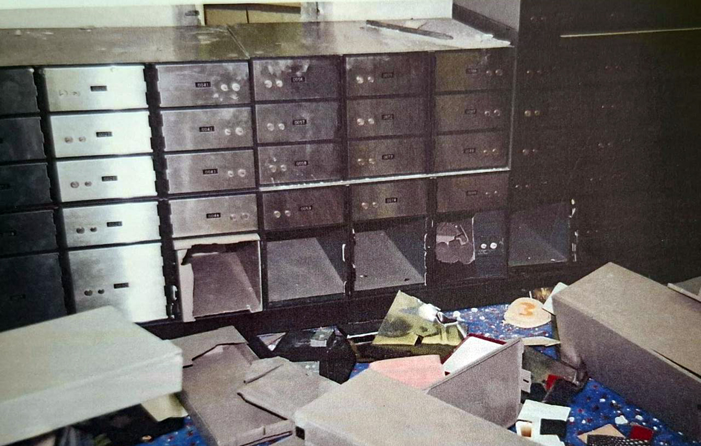 Ποιος είναι ο 53χρονος κακοποιός που συνελήφθη μετά από 17 χρόνια για τη ληστεία σε τράπεζα – Δείτε φωτογραφίες από το ριφιφί του 2008