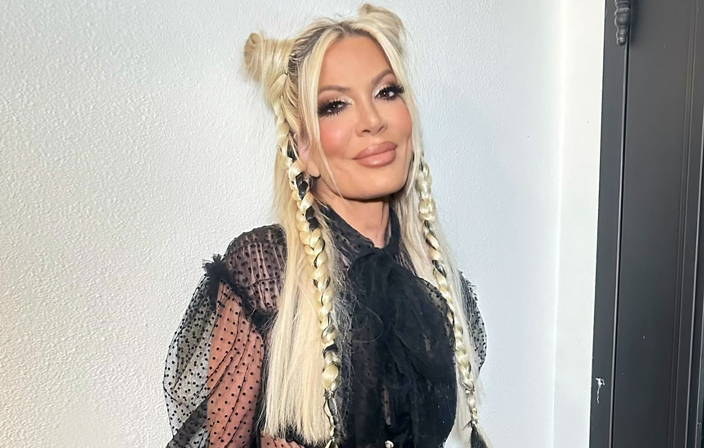 Η Τόρι Σπέλινγκ αποφάσισε ότι της αρέσουν οι άνδρες αφού έκανε τρίο – «Πρέπει να τα δοκιμάζεις όλα»