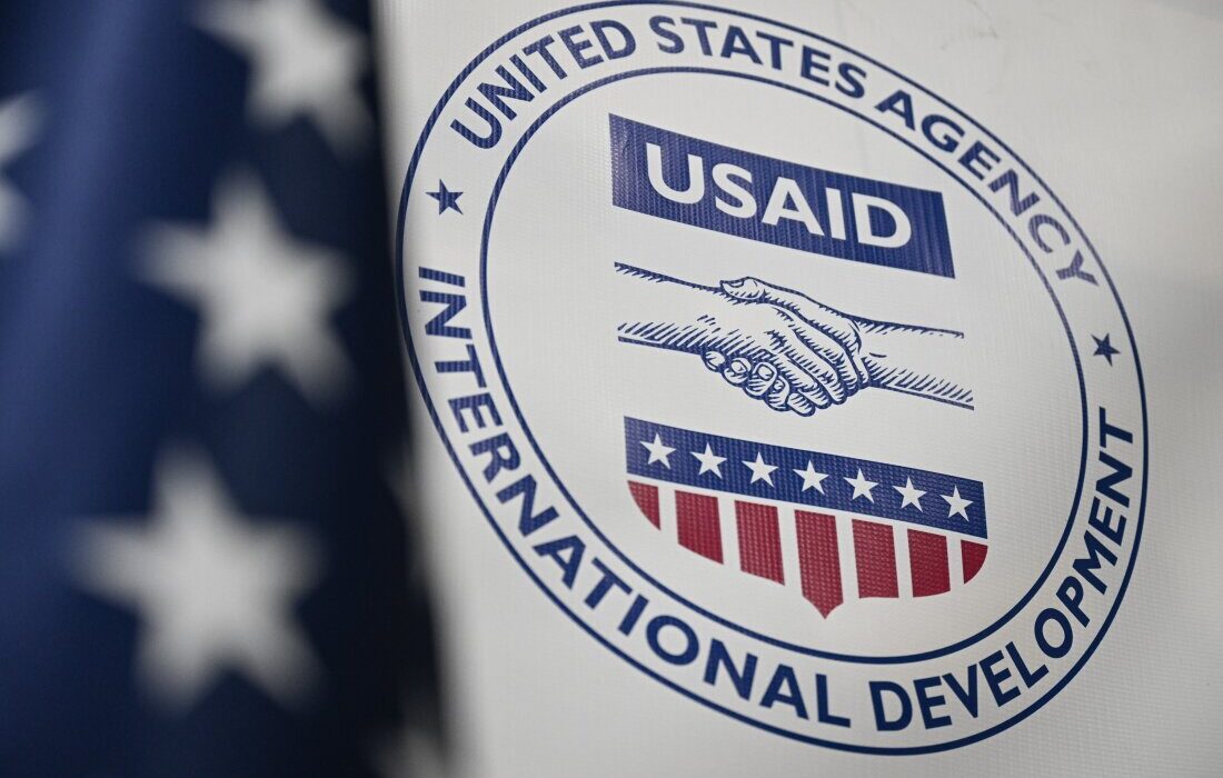 Η USAID απολύει ή θέτει σε διοικητική αργία σχεδόν όλους τους εργαζομένους της