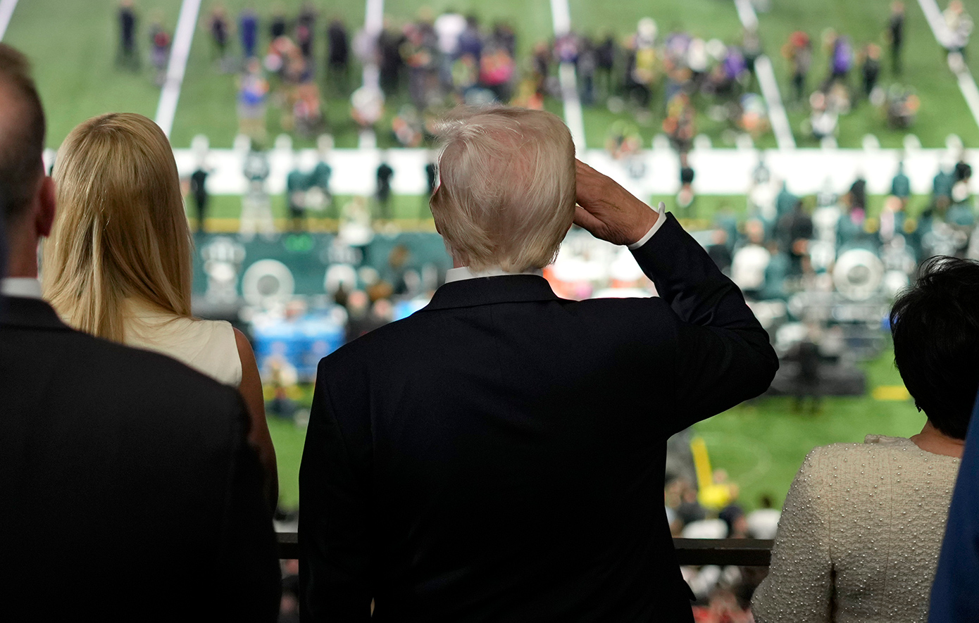 Στον τελικό του Super Bowl ο Ντόναλντ Τραμπ – Οι επευφημίες, οι αποδοκιμασίες και η ειρωνεία για την Τέιλορ Σουίφτ