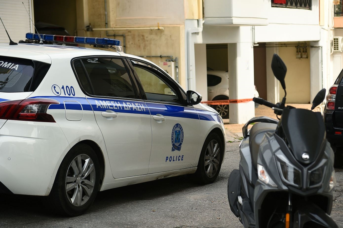 Συναγερμός στα Καμίνια: Χειροβομβίδα εντοπίστηκε σε πυλωτή πολυκατοικίας – Σε εξέλιξη οι έρευνες