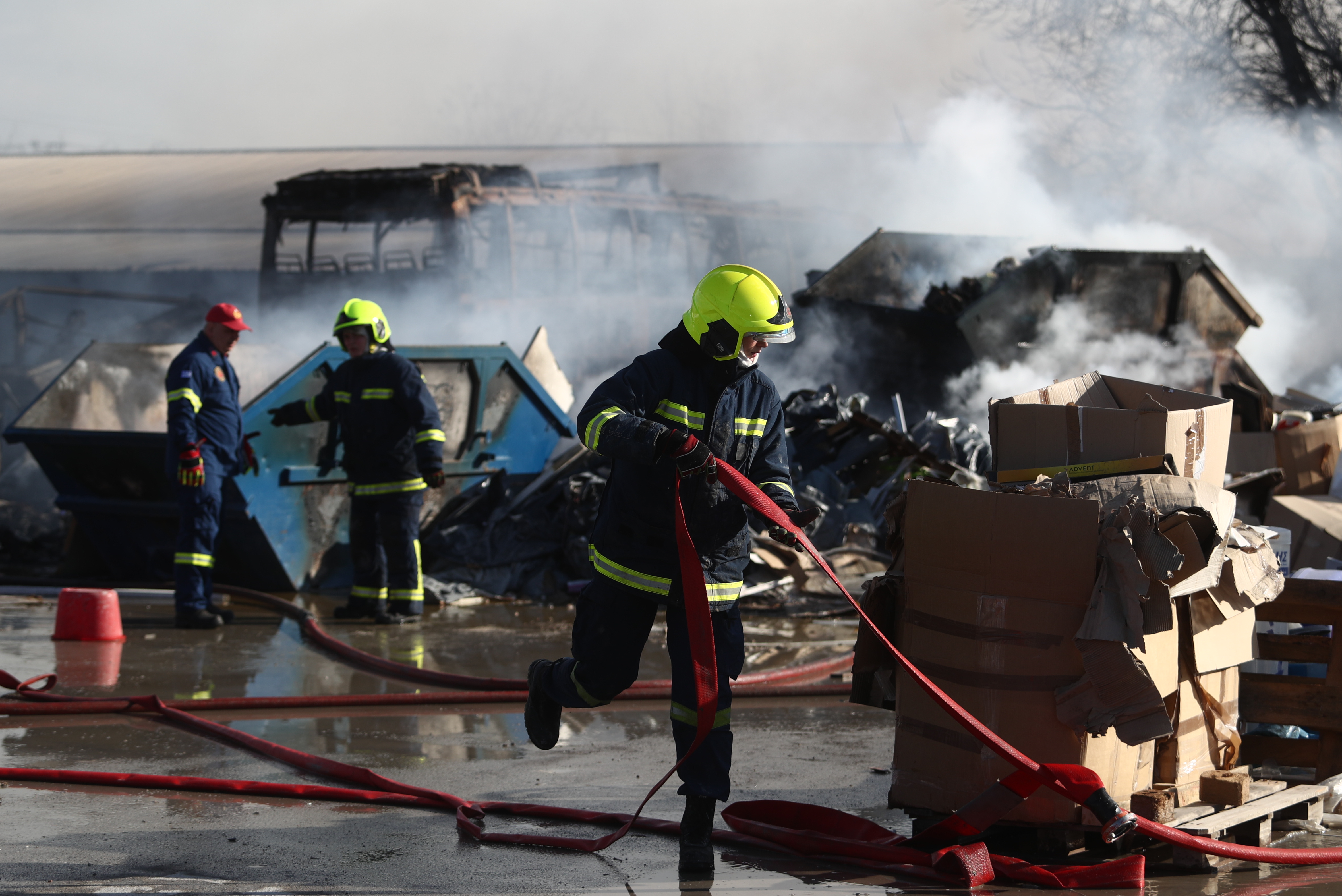 Νέες φωτογραφίες και βίντεο από τη φωτιά στον Ταύρο – «Ακούστηκαν εκρήξεις, ήταν δίπλα σε σπίτια», λένε κάτοικοι της περιοχής