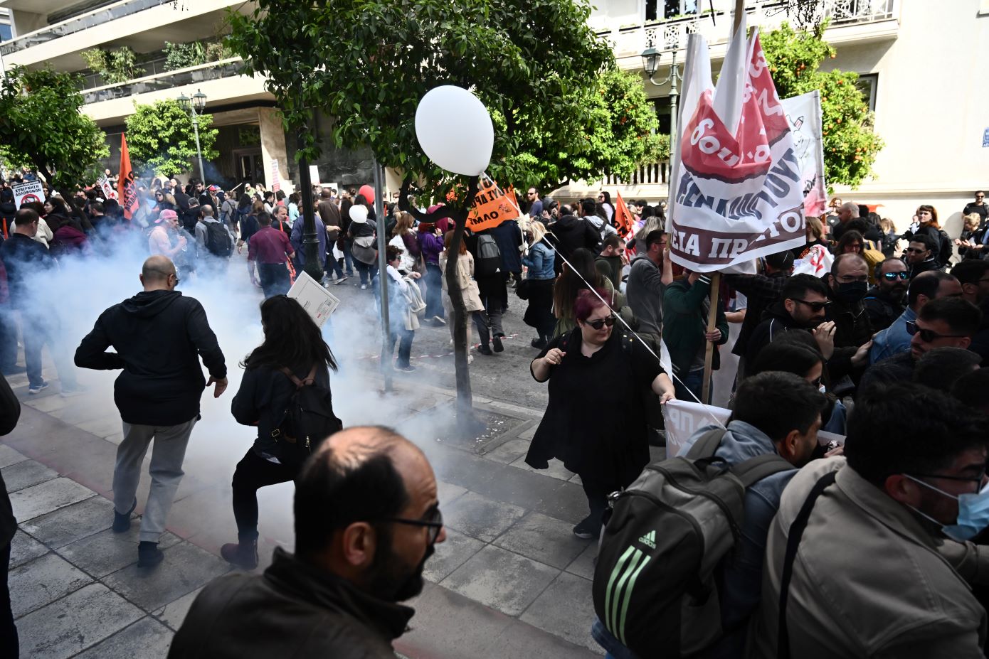 Ένταση και χημικά στην πορεία των εκπαιδευτικών στο κέντρο της Αθήνας – Επιχείρησαν να προσεγγίσουν το Μέγαρο Μαξίμου