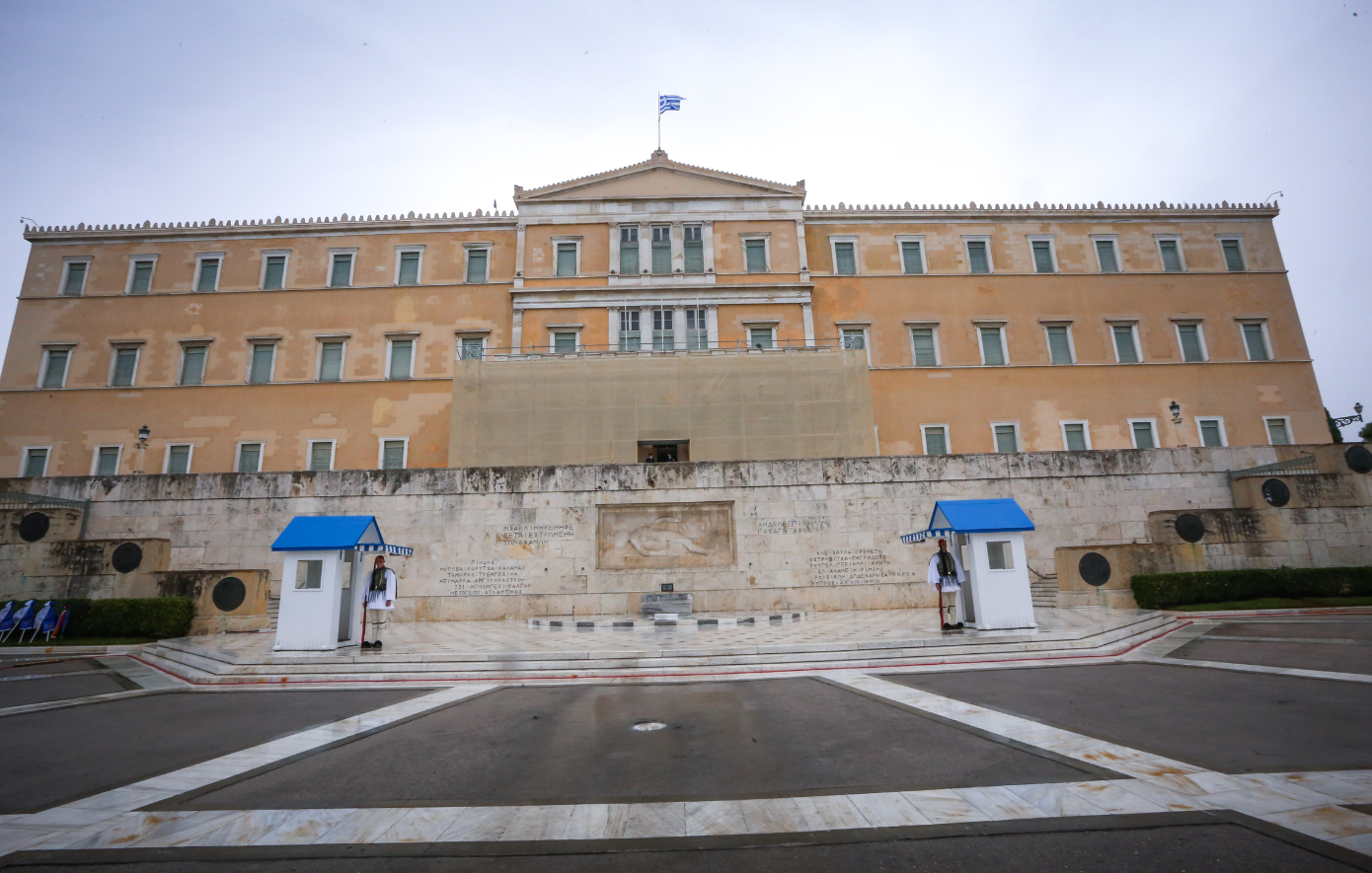 Συνελήφθη καθαρίστρια της Βουλής, γιατί κόλλησε σερβιέτα δίπλα στο Μνημείο του Αγνώστου Στρατιώτη