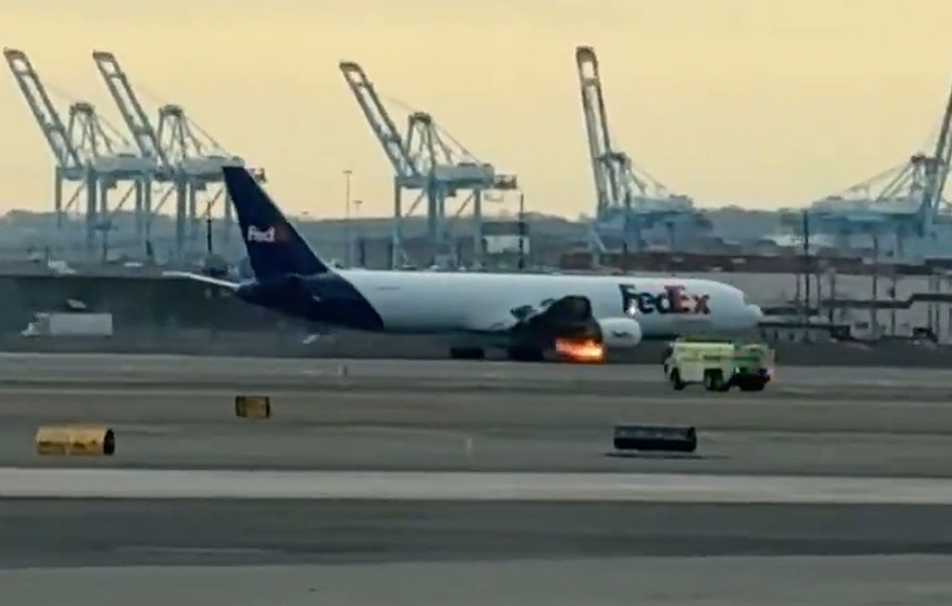 ΗΠΑ: Αναγκαστική προσγείωση αεροσκάφους Boeing 767 της FedEx λόγω φωτιάς που προκάλεσε σμήνος πουλιών στον κινητήρα