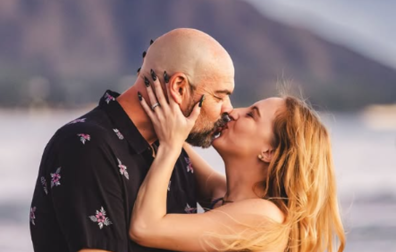 Σύζυγος παρουσιαστή σχεδίαζε τη δολοφονία του – Προσέλαβε ισοβίτη, τον οποίο είδε στην τηλεόραση