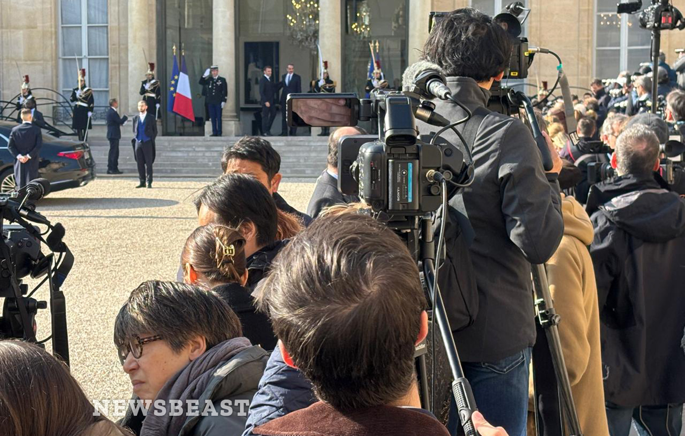 Στο Μέγαρο Ηλυσίων ο Μητσοτάκης – Ο θερμός εναγκαλισμός με Μακρόν