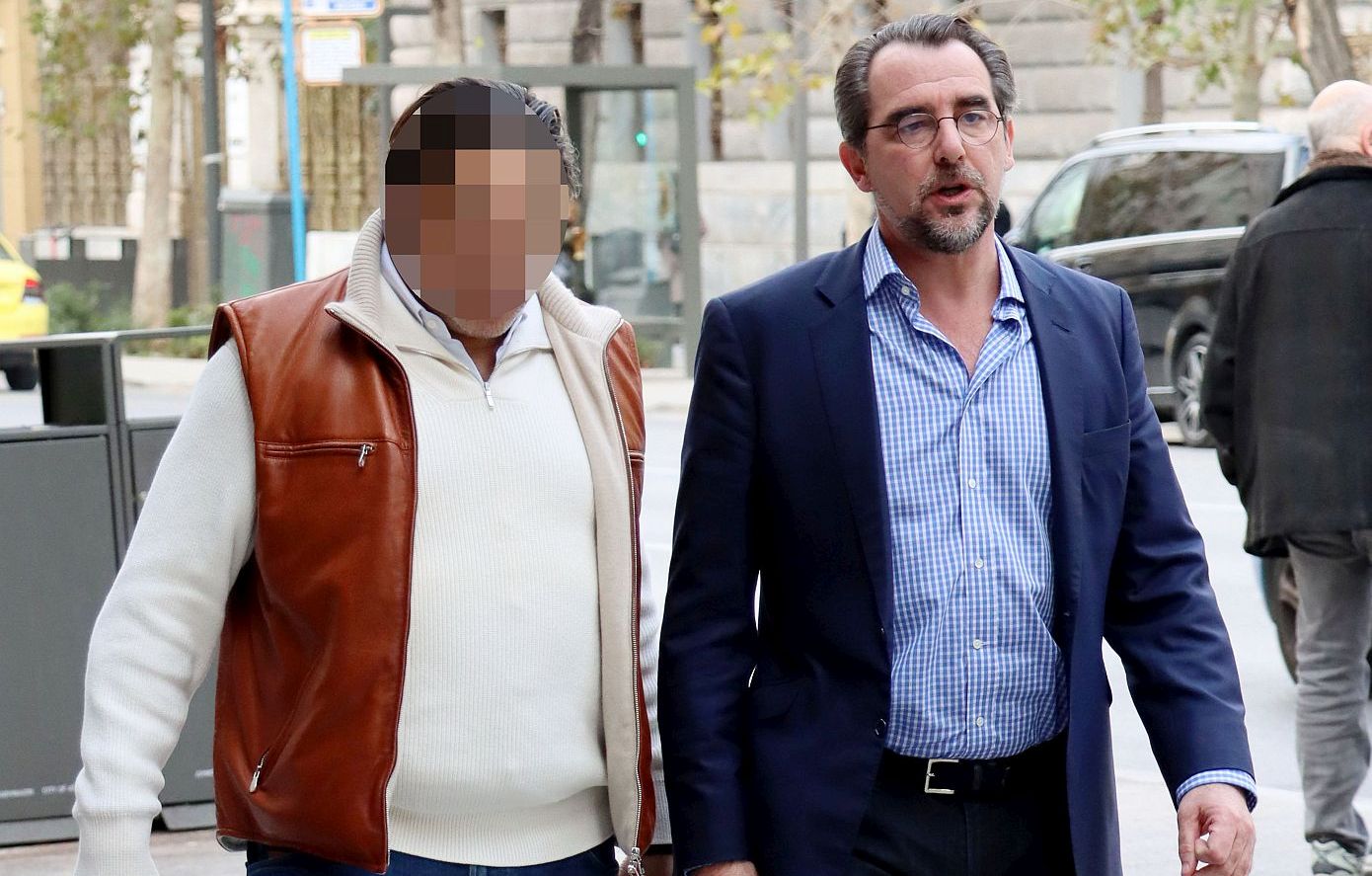 Νικόλαος Ντε Γκρες: H βόλτα του σε δρόμο της Αθήνας μία μέρα πριν το γάμο του με την Χρυσή Βαρδινογιάννη
