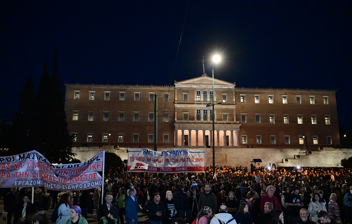 Ξανά στο Σύνταγμα για τα Τέμπη: «Δεν έμαθε ποτέ για το 10 που πήρε, κάτι τον σταμάτησε» – Συγκίνησαν μητέρες θυμάτων