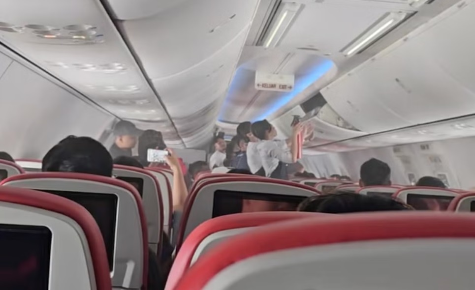 Πανικός σε πτήση της Baltic Air: Καμπίνα αεροσκάφους γέμισε καπνό από καμένο power bank λίγο πριν την προσγείωση
