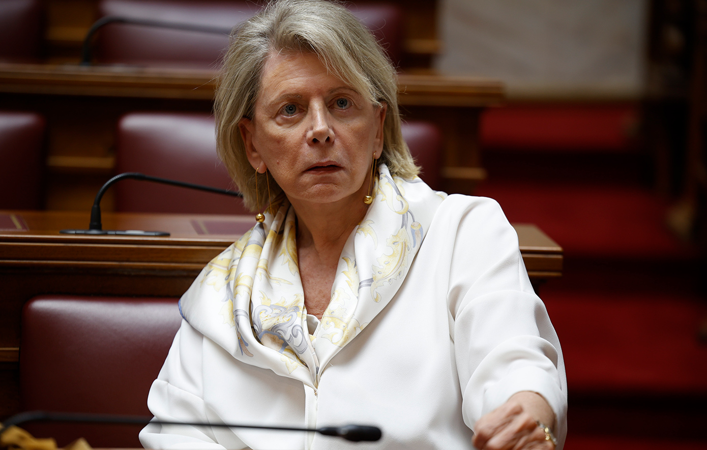Η Έλενα Ακρίτα «του κόβει τα φτερά»: Αντιδρά η μητέρα του μαθητή που σηκώθηκε από το αμαξίδιο στην παρέλαση