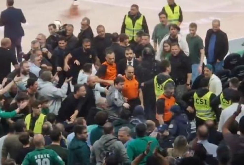 Μπουγέλο στους διαιτητές μετά τη λήξη του αγώνα στο ΟΑΚΑ