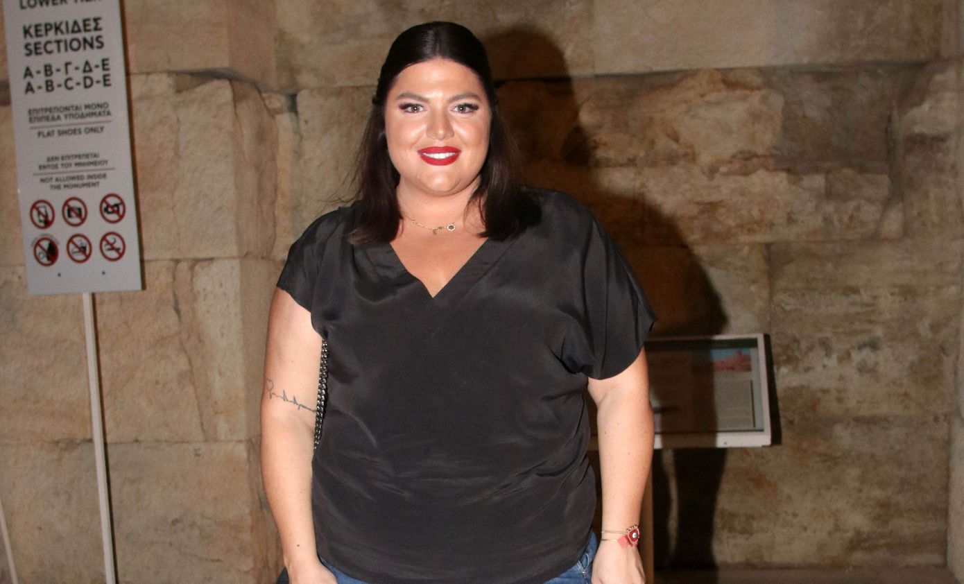 Πώς υιοθέτησε η Δανάη Μπάρκα την τάση της άνοιξης στις φούστες;
