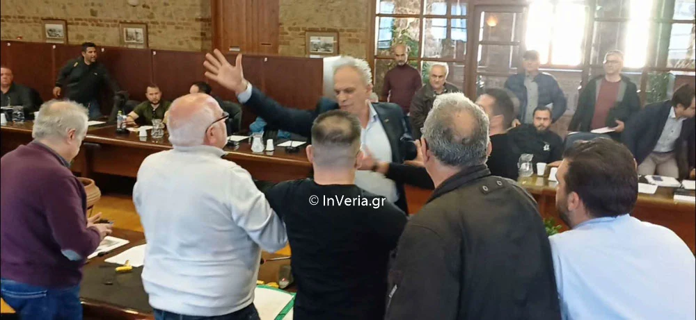 «Θα σου αστράψω μια!» – Άναψαν τα αίματα στο Δημοτικό Συμβούλιο Βέροιας και λίγο έλειψε να πιαστούν στα χέρια