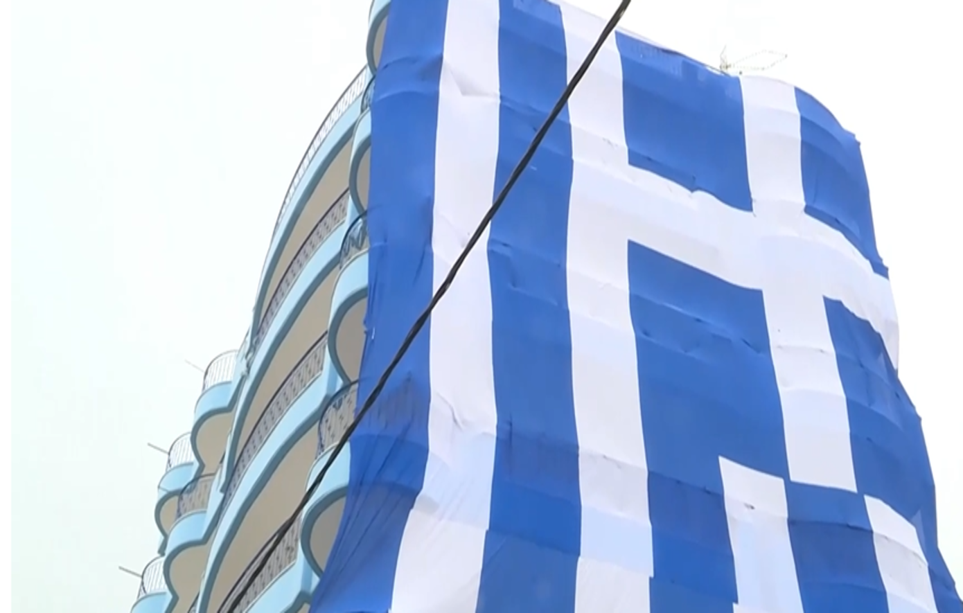 Γιγαντιαία ελληνική σημαία στο Κερατσίνι – Καλύπτεται επταώροφη πολυκατοικία