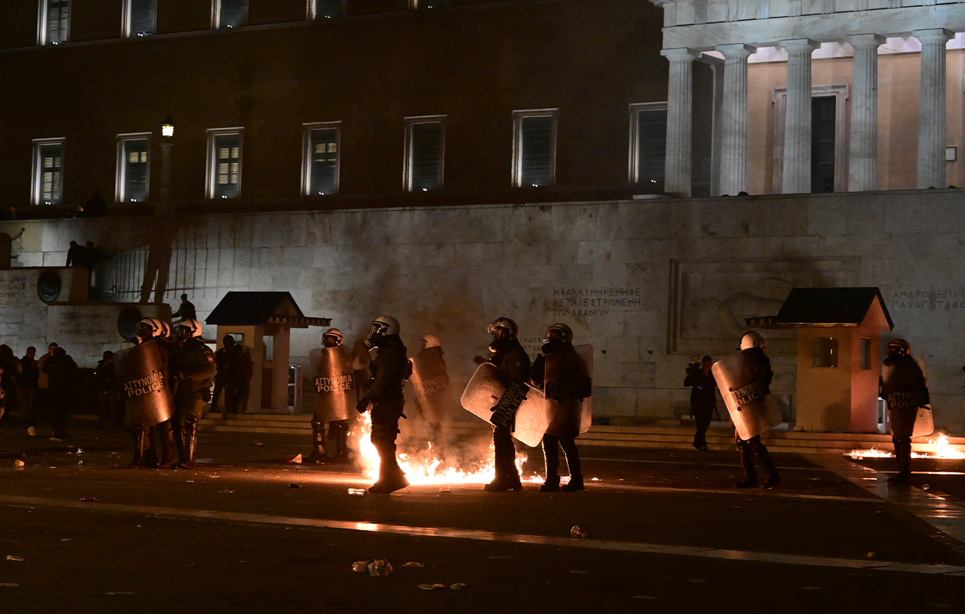 Επεισόδια σε Σύνταγμα και Θεσσαλονίκη μετά τις πορείες για τα Τέμπη &#8211; Μολότοφ, δακρυγόνα και προσαγωγές