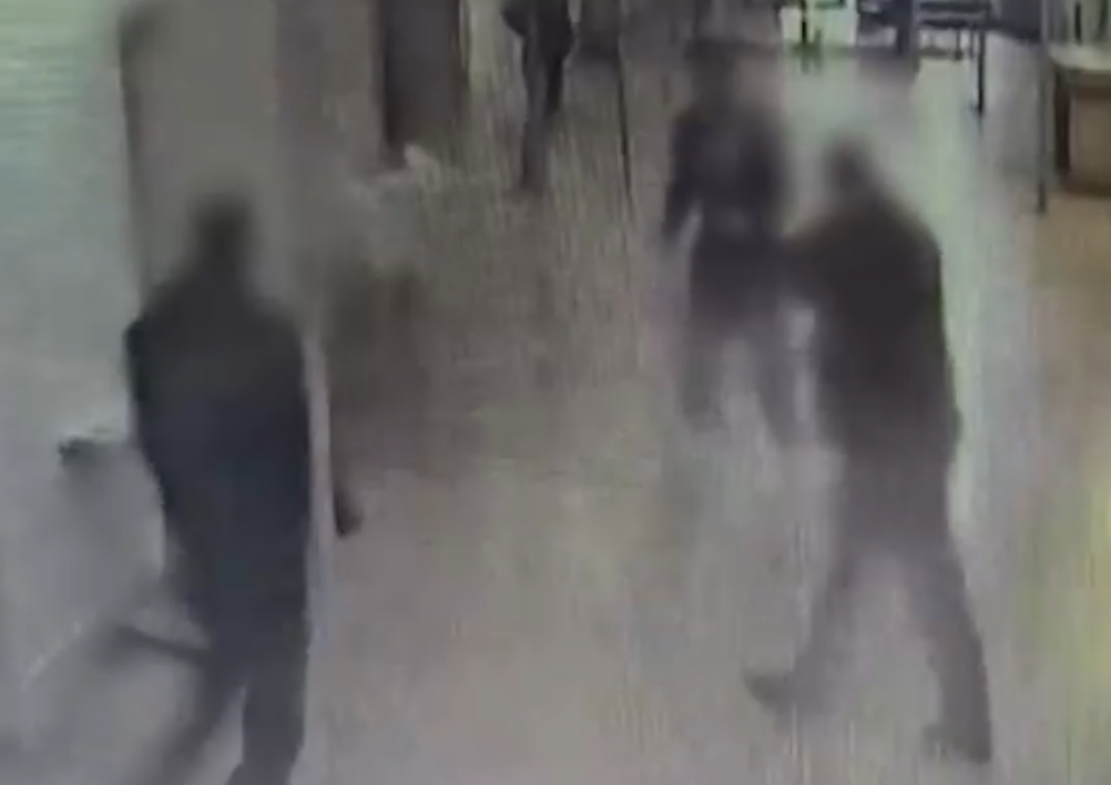 Η στιγμή που κρατούμενος μαχαιρώνει με σουβλί σωφρονιστικό υπάλληλο στον λαιμό στις φυλακές Αλικαρνασσού – Σκληρές εικόνες