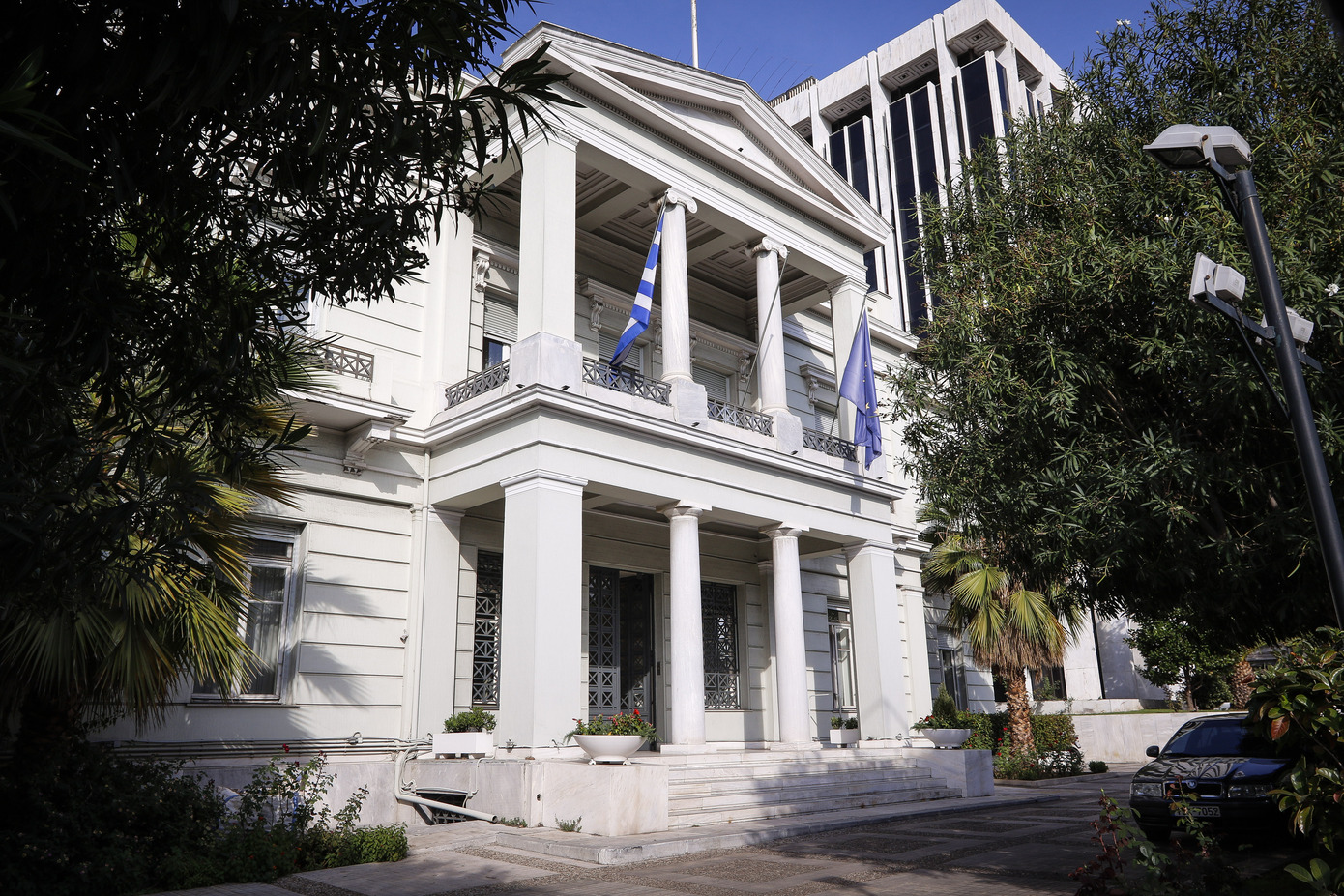Ανακοίνωση ΥΠΕΞ για τις βίαιες συγκρούσεις στη Συρία: «Επείγει μια πολιτική μεταβατική διαδικασία χωρίς αποκλεισμούς»