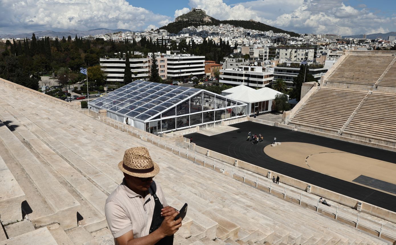 Σταματούν οι εργασίες για τη μεταλλική κατασκευή μπροστά στο Καλλιμάρμαρο – Αυτοψία Μενδώνη στο σημείο