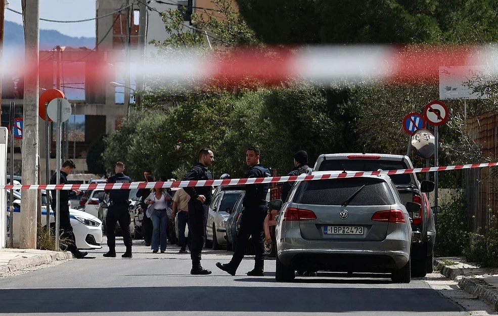 Βίντεο από τη δεύτερη επίθεση του 50χρονου με το κατσαβίδι στο Κορωπί σε άλλον πολίτη – Τον χτύπησε με πέτρα στο κεφάλι