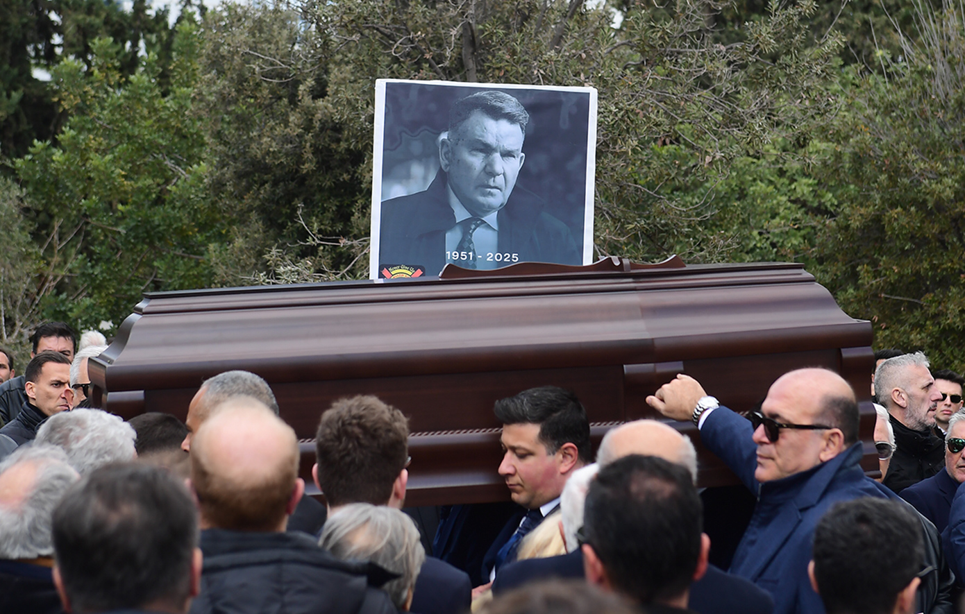 Πλήθος κόσμου για το τελευταίο «αντίο» στον Αλέξη Κούγια: «Έβαλε στόχο να γίνει μύθος και πέτυχε»