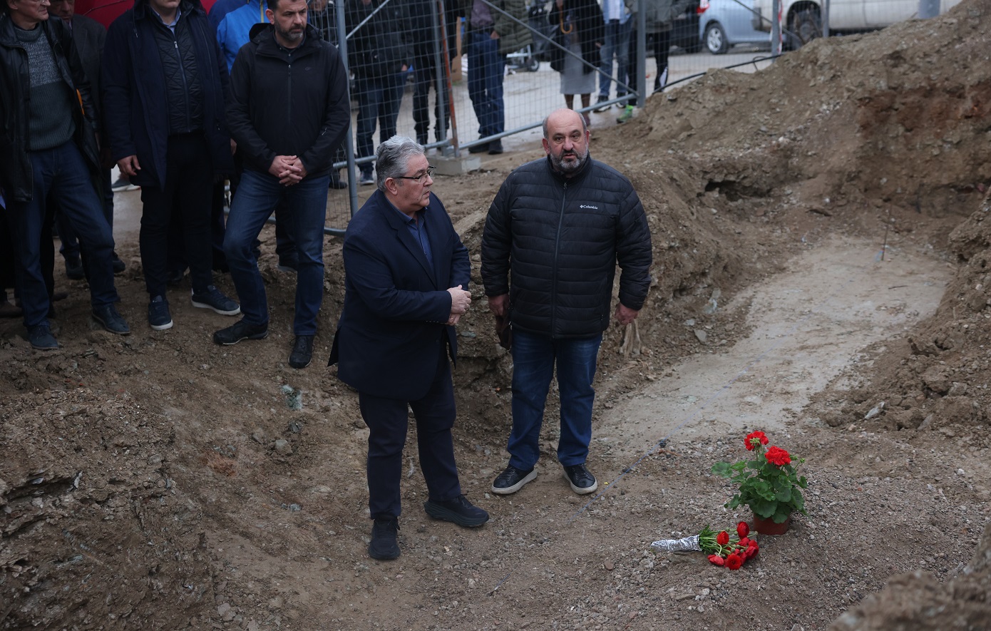Στους ομαδικούς τάφους εκτελεσμένων κοντά στο Γεντί Κουλέ ο Δημήτρης Κουτσούμπας: «Η θυσία τους είναι δίδαγμα»