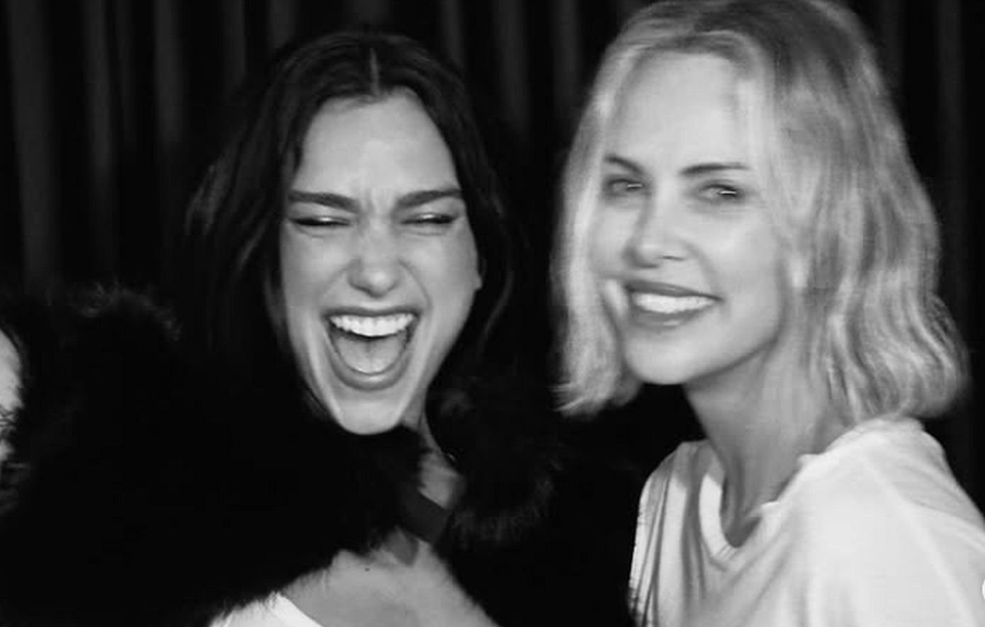 Σαρλίζ Θερόν: «Τα έσπασε» σε συναυλία της Dua Lipa – «Τι βραδιά κι αυτή»