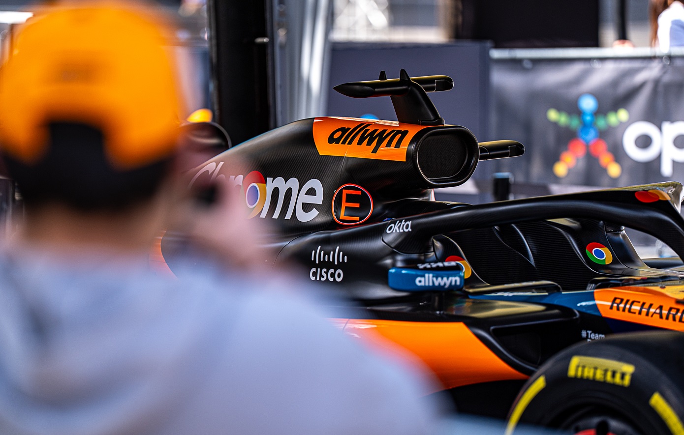 Στον «πλανήτη» της McLaren: Όσα ζήσαμε σε OPAP ARENA και Σύνταγμα