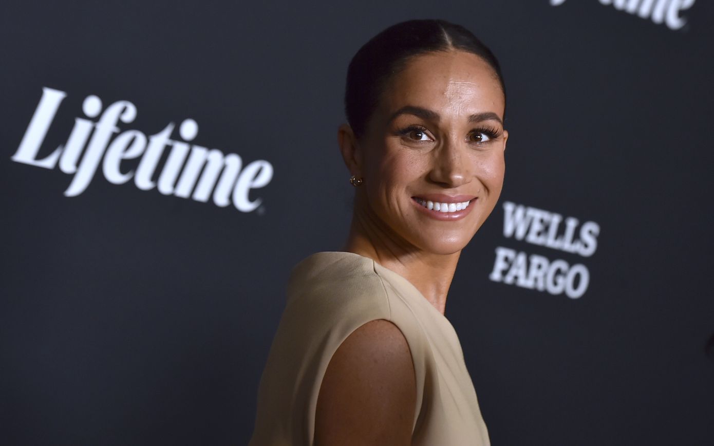 Kάτι παραπάνω ξέρει η Meghan Markle και χρησιμοποιεί αυτό το καθαριστικό προσώπου