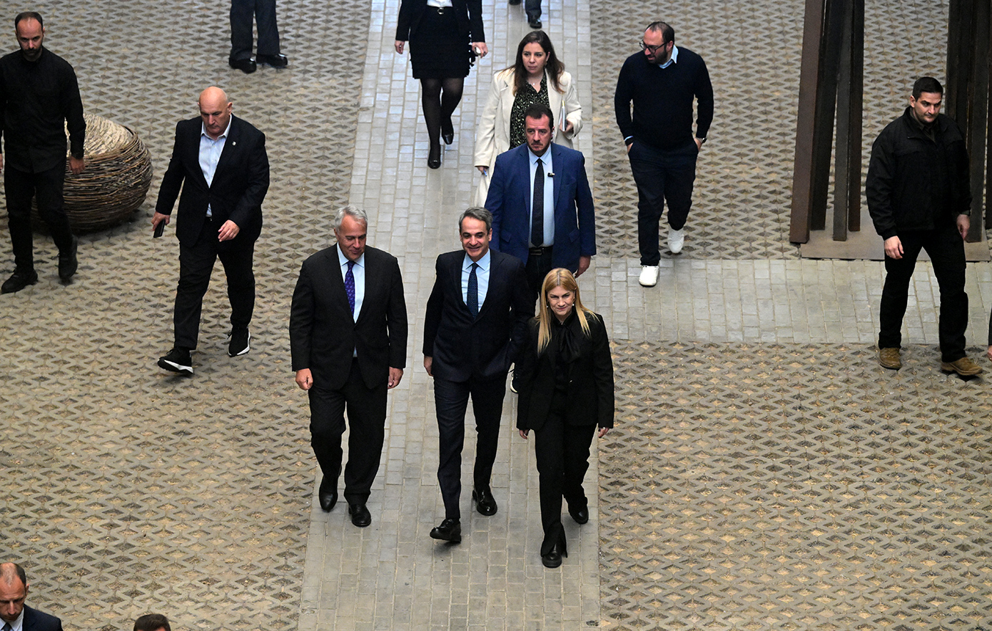 Επίσκεψη Μητσοτάκη στο υπουργείο Μετανάστευσης και Ασύλου