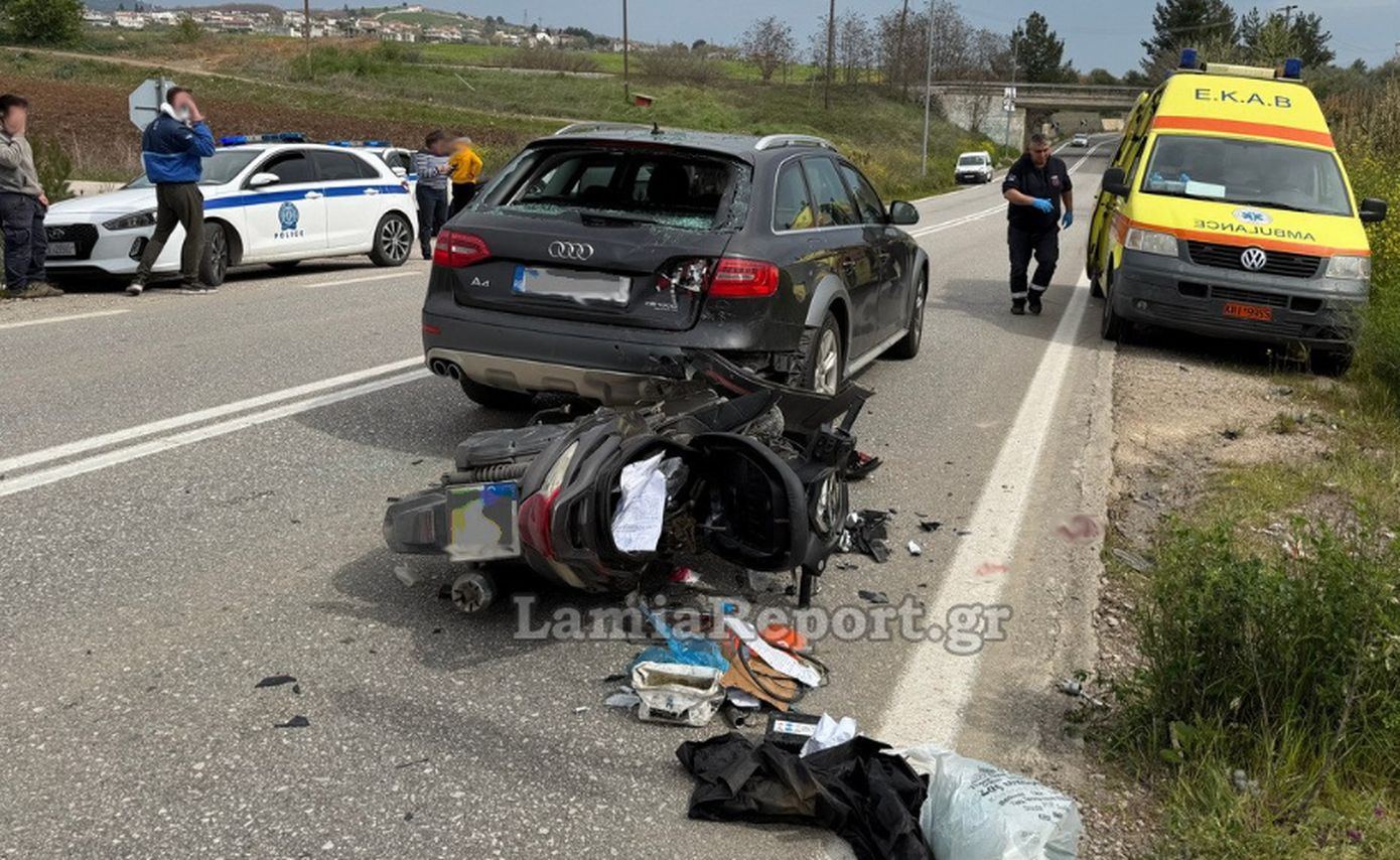 Λαμία: Σοβαρό τροχαίο με μηχανάκι – «Καρφώθηκε» πίσω από ΙΧ – Δείτε φωτογραφίες