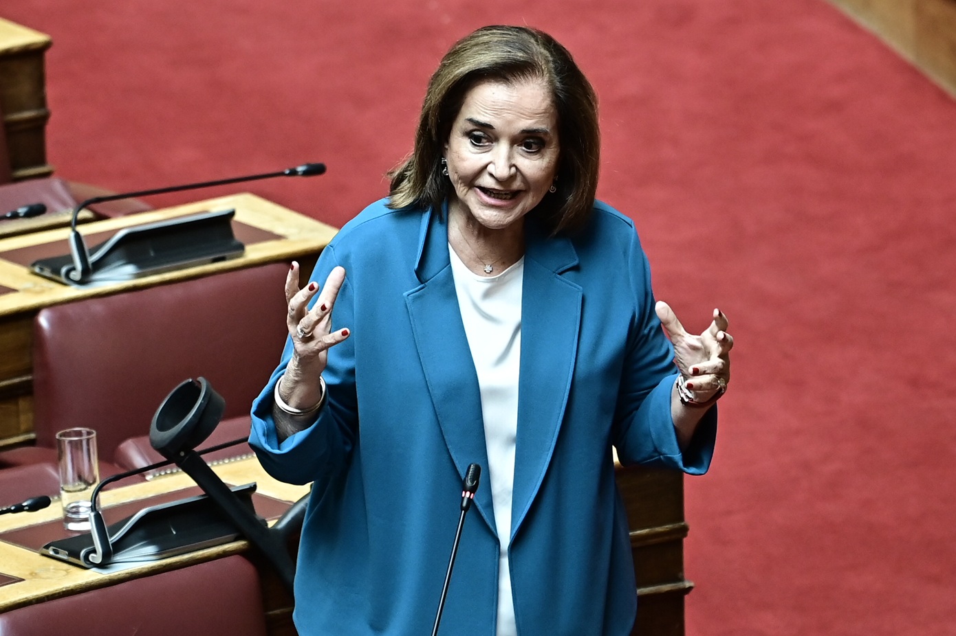 Ντόρα Μπακογιάννη σε αντιπολίτευση: Το επίπεδό σας αυτές τις μέρες αδικεί τα 57 θύματα των Τεμπών και τις οικογένειές τους