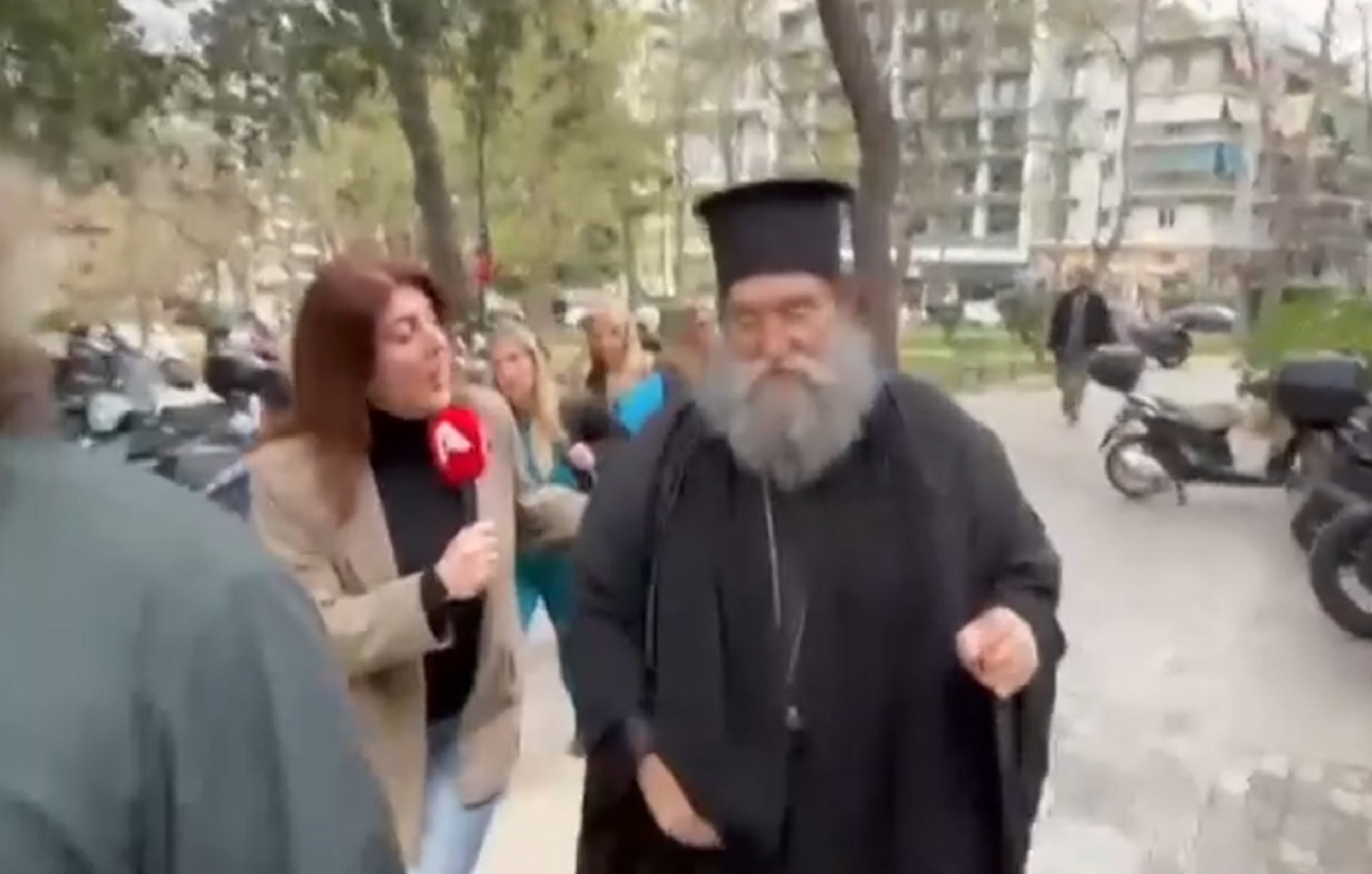 «Είναι αθώος, όσο αθώα είναι και τα παιδιά στα Τέμπη» – Άστοχη δήλωση του πατέρα Ευάγγελου στη δίκη του π. Αντώνιου