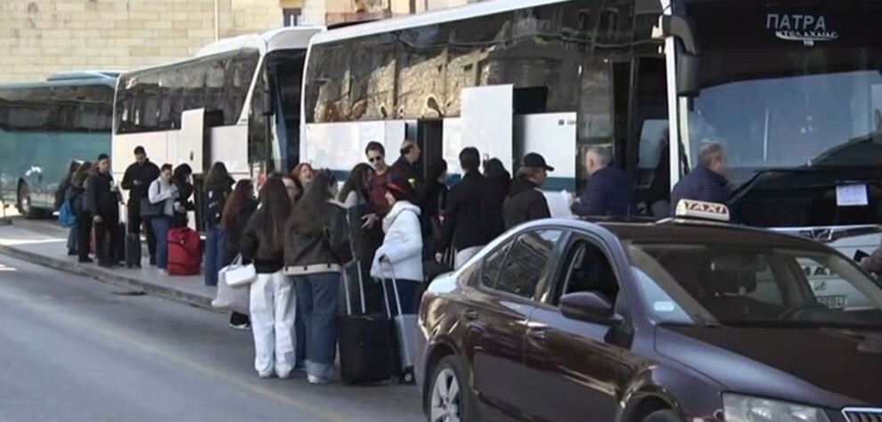 Στον δρόμο της επιστροφής οι χιλιάδες καρναβαλιστές της Πάτρας – Το αδιαχώρητο στα ΚΤΕΛ Αχαΐας