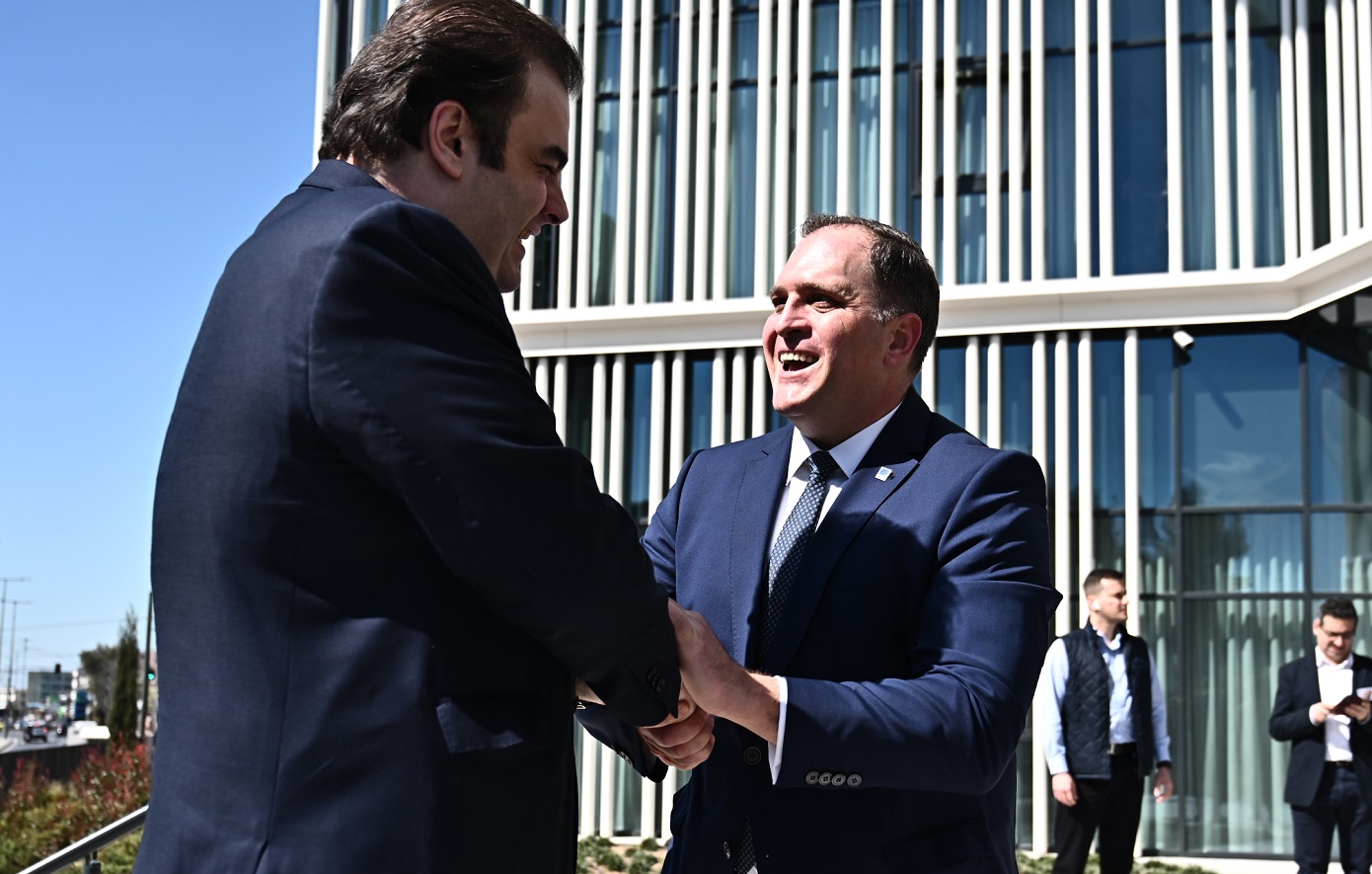 «Ξεσκεπάστηκαν» αδήλωτες συναλλαγές με τη διασύνδεση POS και ταμειακών &#8211; Πάνω από 30% η αύξηση εσόδων από ΦΠΑ σε ταξί και εστίαση