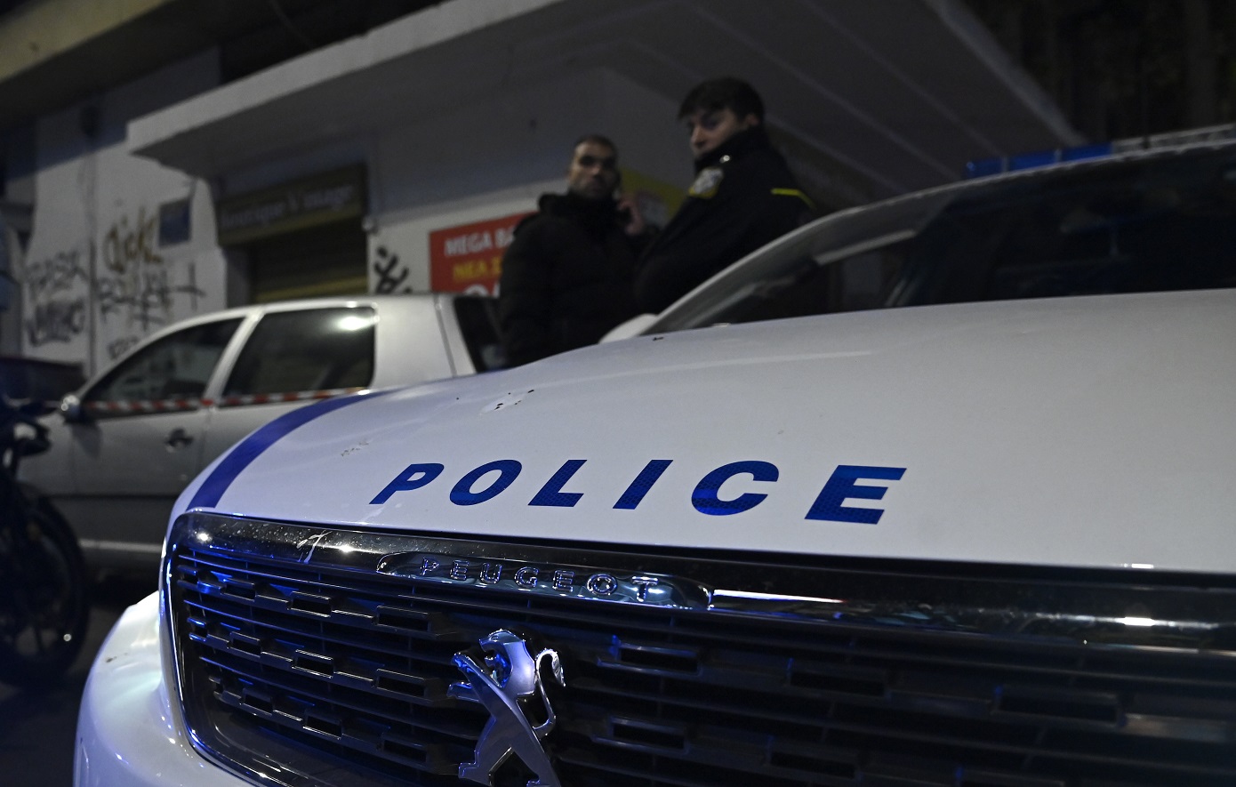 Οδηγός χωρίς δίπλωμα στη Θεσσαλονίκη δεν σταμάτησε σε έλεγχο της ΕΛΑΣ και «καρφώθηκε» σε Ι.Χ. και μπάρες