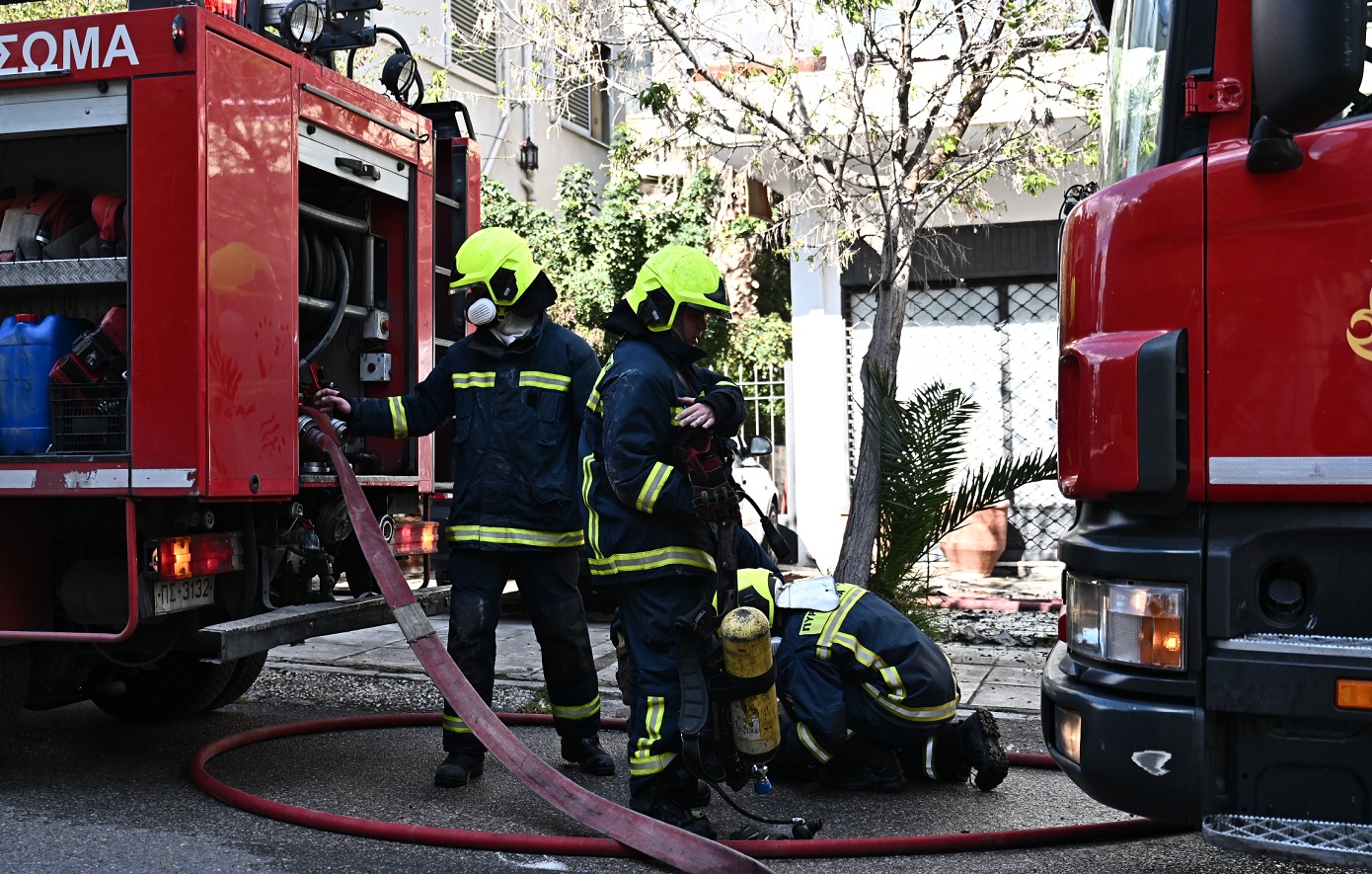 Φωτιά στο κέντρο της Αθήνας: Ξέσπασε σε διαμέρισμα, έκλεισε η οδός Αμερικής
