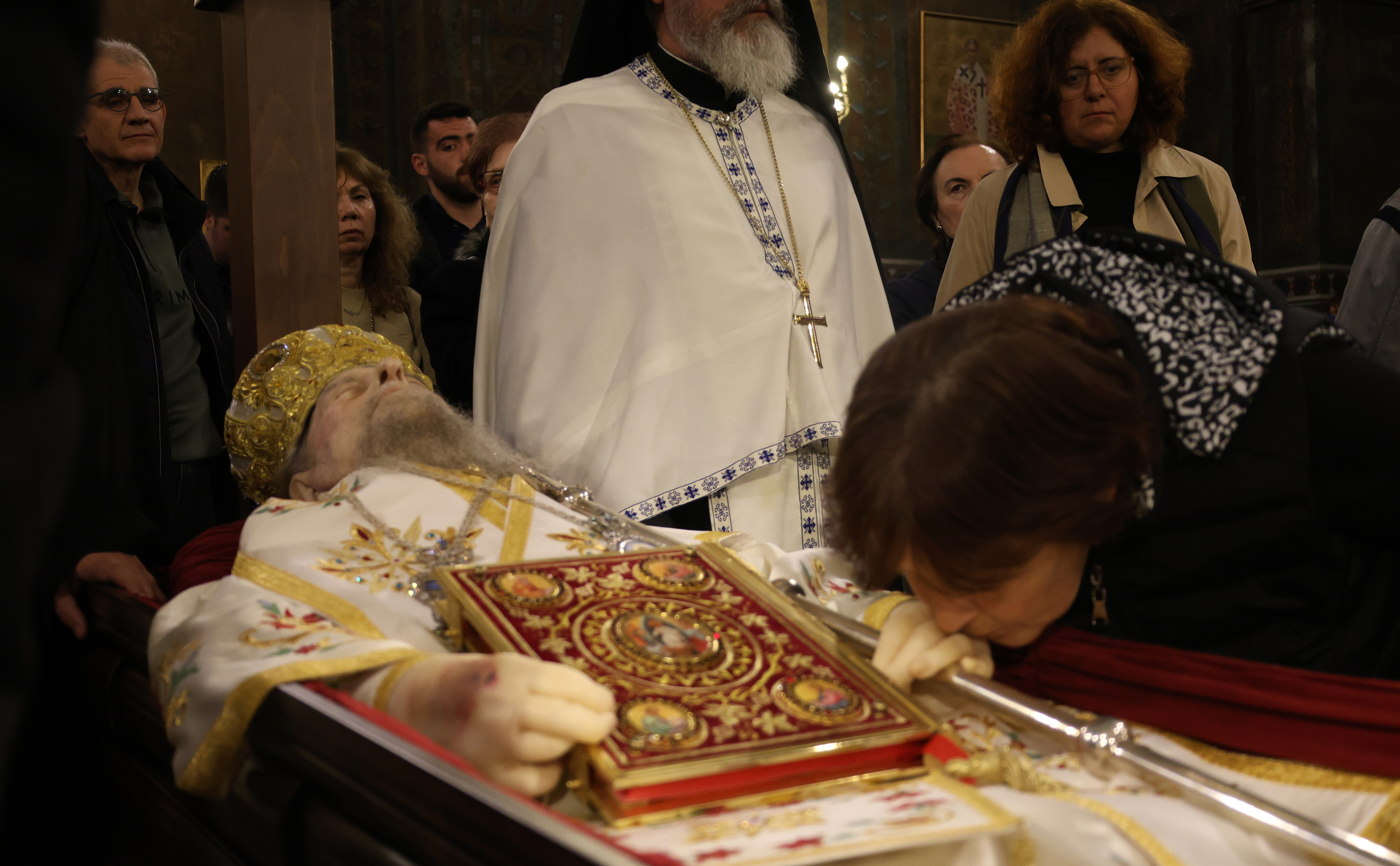 Λαϊκό προσκύνημα_Σκήνωμα Μητροπολίτη Άνθιμου Λαϊκό προσκύνημα_Σκήνωμα Μητροπολίτη Άνθιμου