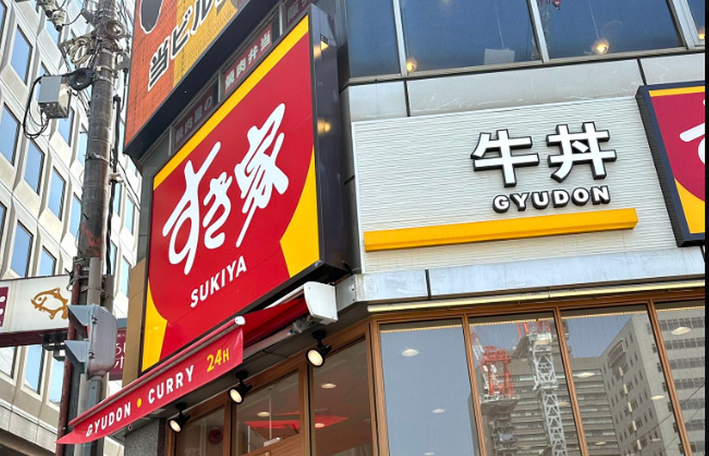 Ιαπωνία: Αλυσίδα fast food έκλεισε προσωρινά τα 2.000 καταστήματά της επειδή βρέθηκαν αρουραίος και έντομο στα πιάτα της