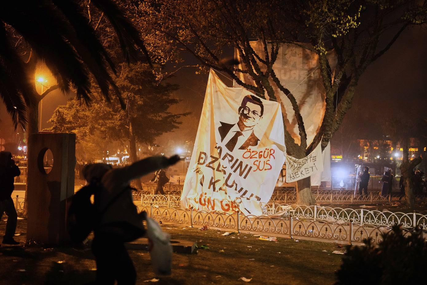 «Καζάνι που βράζει» για ακόμη μία νύχτα η Τουρκία – Χωρίς τέλος τα επεισόδια στις διαδηλώσεις για τον Εκρέμ Ιμάμογλου