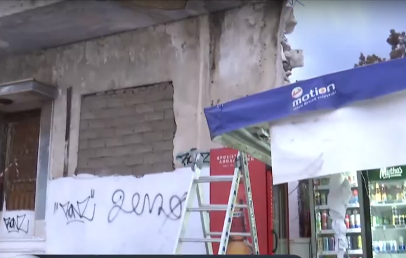 Πειραιάς: Κομμάτια τσιμέντου αποκολλήθηκαν -λόγω της νεροποντής- από ετοιμόρροπο κτίριο και έπεσαν πάνω σε περίπτερο